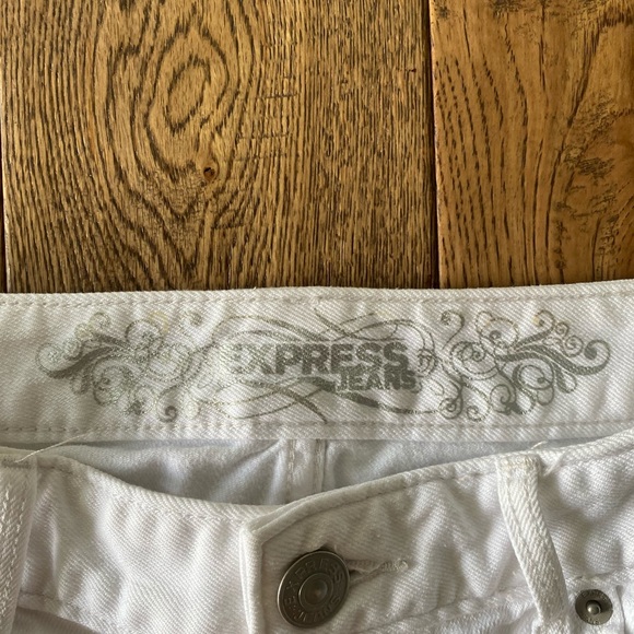 Express white frayed hem denim shorts - Picture 4 of 6